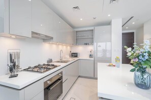 Kühlschrank, Mikrowelle, Herdplatte, Toaster