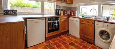 Kylskåp, mikrovågsugn, ugn och spishäll