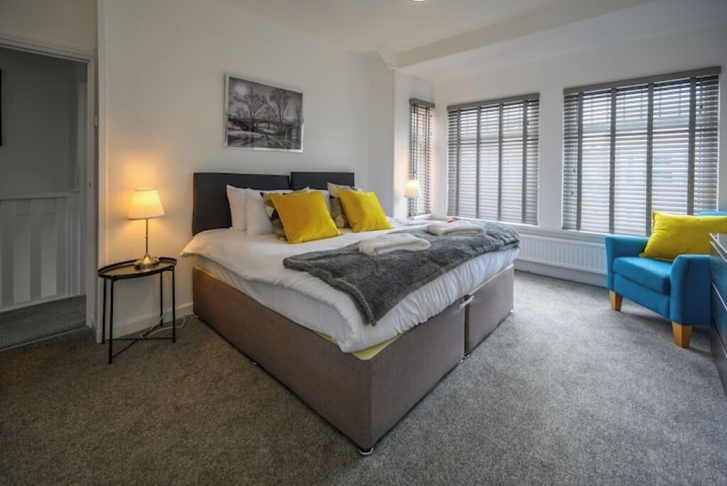 3 dormitorios, escritorio, tabla de planchar con plancha y cuna de viaje