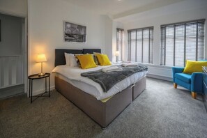 3 عدّة غرف نوم ومكتب ومكواة/لوح كي وسرير سفر