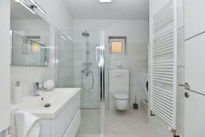 Regadera, amenidades de baño gratuitas, secadora de cabello, toallas