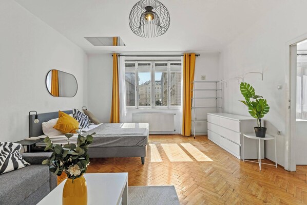 2 bedrooms, iron/ironing board, free WiFi, bed sheets - Vienna Brew Haven - Central 2BR Apartment (Vienna)