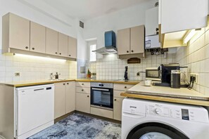Fridge, microwave, oven, stovetop - Vienna Brew Haven - Central 2BR Apartment (Vienna)
