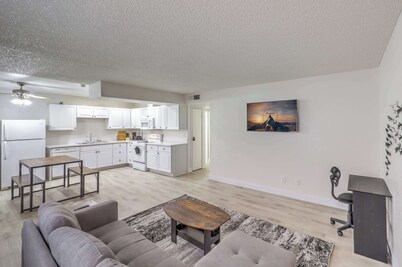 Modern Comfort Near Vegas Attractions! Sleeps 6!