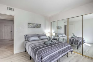 2 Schlafzimmer, Schreibtisch, Bügeleisen/Bügelbrett, kostenloses WLAN