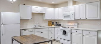 Modern Comfort Near Vegas Attractions! Sleeps 6!