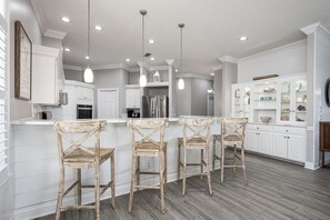 Fridge, microwave, oven, stovetop - Lakefront, Private Pool, 3BD 3BA (Destin)