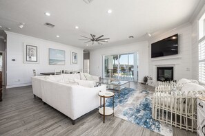 Smart TV, books - Lakefront, Private Pool, Walk to Beach, Water View, Golf Cart Options (Destin)