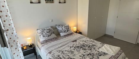 1 habitación, tabla de planchar con plancha, wifi y ropa de cama
