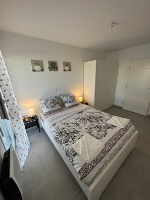 1 slaapkamer, een strijkplank/strijkijzer, wifi, beddengoed