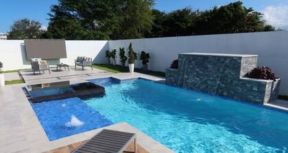 Luxury Private Villa with Pool, Basketball Court & 6 Bedrooms – Sleeps 14!