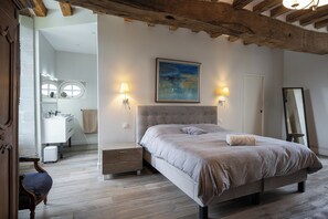 5 bedrooms, iron/ironing board, WiFi, bed sheets