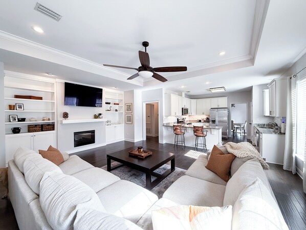 Living area - 3-bedroom house in pleasant Pensacola. Enjoy your stay (Pensacola)