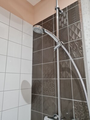 Shower, hair dryer, towels, soap - Art deco-cooning, (Autun)