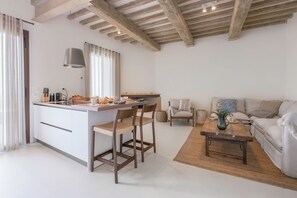 Căn hộ, sân hiên, quang cảnh sân vườn | Bếp riêng | Tủ lạnh, lò nướng, bếp nấu, máy rửa bát 