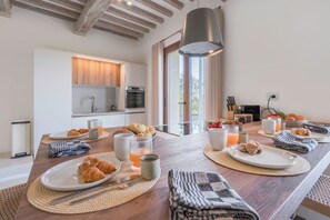 Apartment, Patio, Courtyard View | Private kitchen