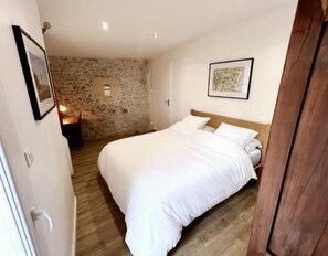 2 室のベッドルーム、アイロン / アイロン台、インターネット