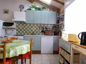 Kühlschrank, Mikrowelle, Ofen, Geschirrspüler
