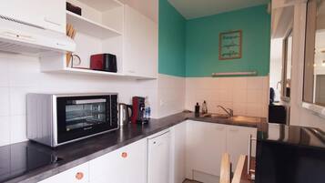 Een koelkast, een microgolfoven, een oven, een vaatwasser