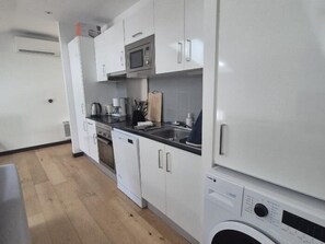 Kjøleskap, mikrobølgeovn, ovn og kaffetrakter/tekoker