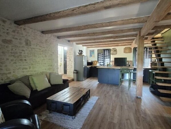 TV, table tennis, stereo