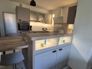 Kühlschrank, Mikrowelle, Ofen, Geschirrspüler