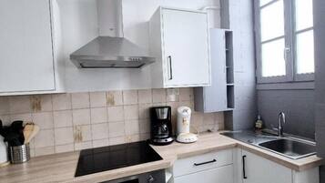 Cafetière/bouilloire, réfrigérateur, micro-ondes, four
