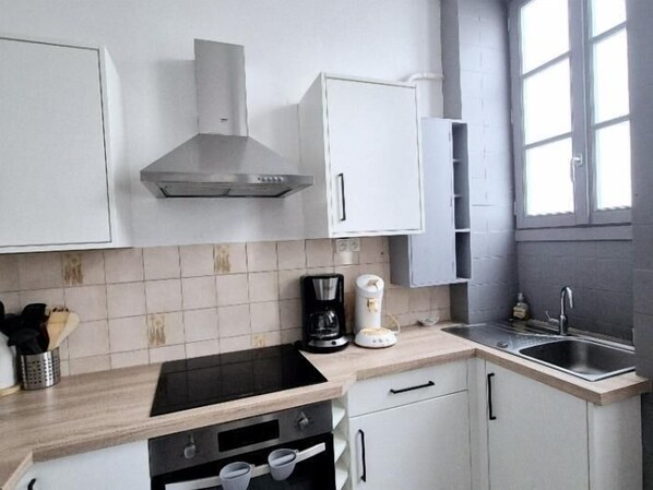 Fridge, microwave, oven, dishwasher - Renovated house in the center - 6/7 pers. (FOURAS)