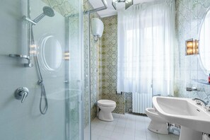 Lägenhet - balkong | Badrum | Dusch, hårtork och handdukar