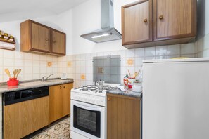 Condo, ban công | Bếp riêng | Tủ lạnh, lò vi sóng, lò nướng, bếp nấu