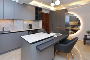 Fridge, oven, stovetop, coffee/tea maker