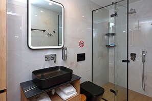Secador de cabelo, toalhas de banho, sabonete, shampoo