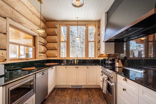 Réfrigérateur, four à micro-ondes, un four, surface de cuisson