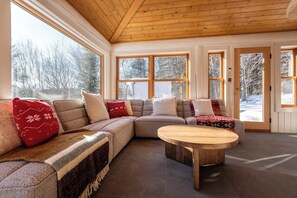 Smart TV, lareira, DVD player, mesa de pingue-pongue