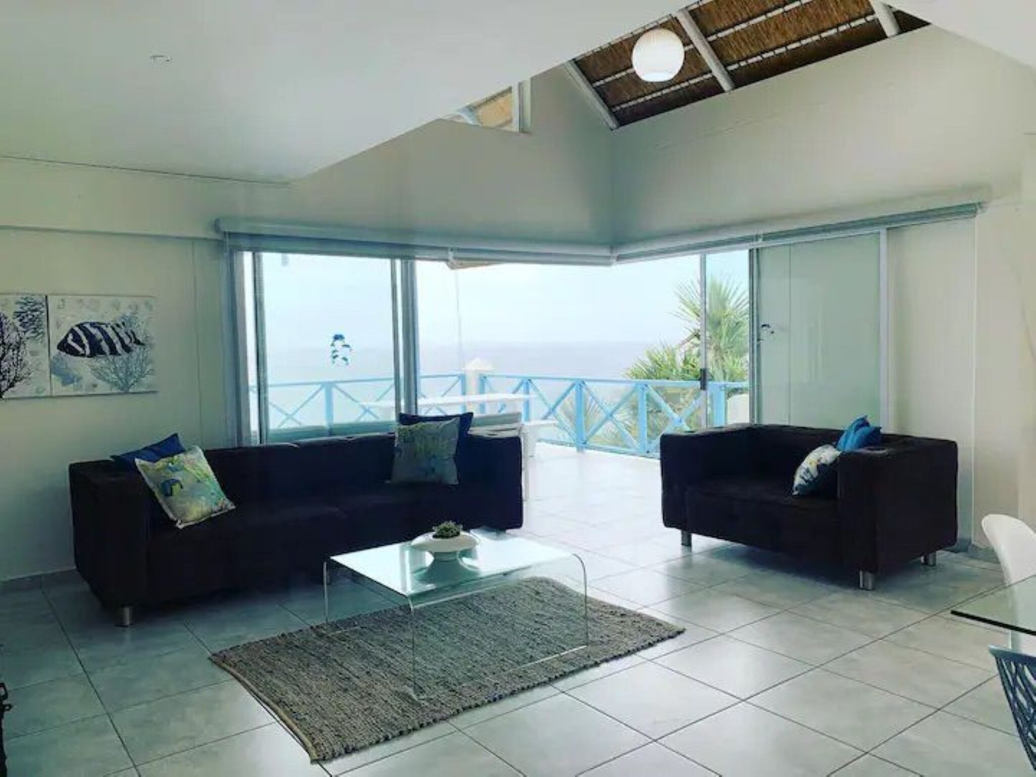 Apartment, 3 Bedrooms, Smoking, Balcony | Living room | Books