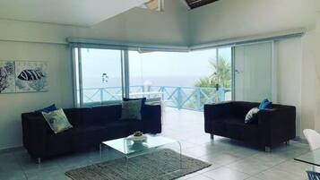 Apartment, 3 Bedrooms, Smoking, Balcony | Living room | Books