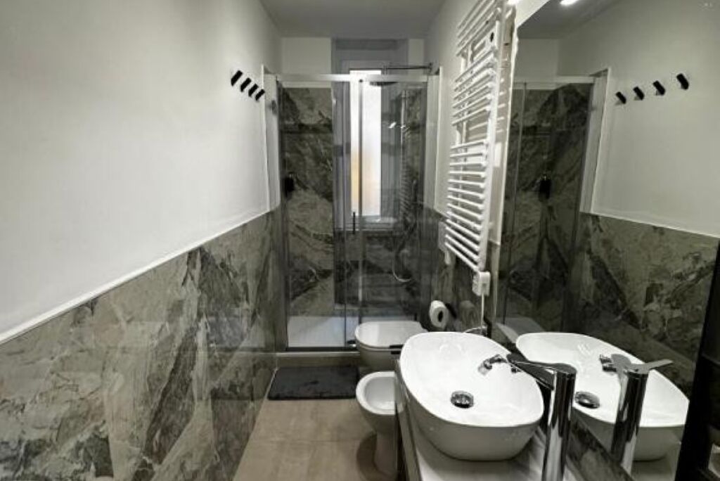 Douche, sèche-cheveux, bidet, serviettes fournies