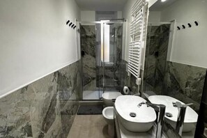 Ducha, secador de pelo, bidet, toallas