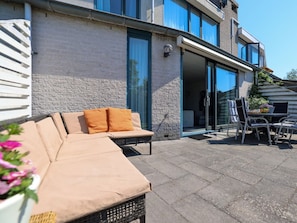 Outdoor dining - House on the Water Comfortable Holiday Residence (Lemmer)