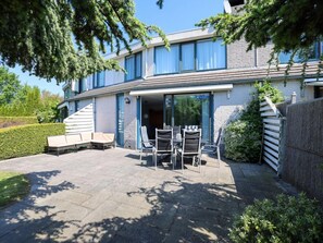 Outdoor dining - House on the Water Comfortable Holiday Residence (Lemmer)