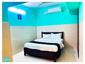 4 bedrooms, desk, WiFi