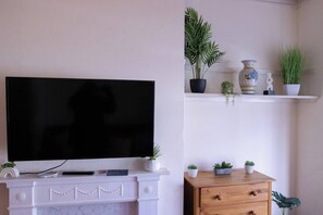 House, 2 Bedrooms | Room amenity - Cozy Fulham Retreat With Private Entrance & Hot Tub (London)