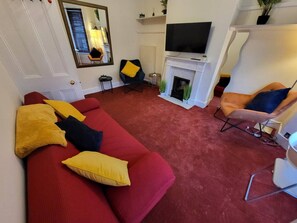 House, 2 Bedrooms | Living room - Cozy Fulham Retreat With Private Entrance & Hot Tub (London)