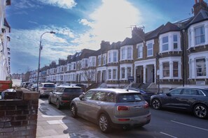 House, 2 Bedrooms | Parking - Cozy Fulham Retreat With Private Entrance & Hot Tub (London)