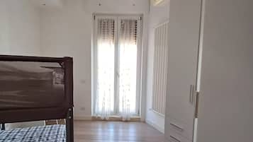 3 dormitorios, tabla de planchar con plancha, cuna de viaje y wifi