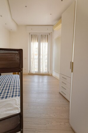 3 slaapkamers, een strijkplank/strijkijzer, reisbedje, wifi