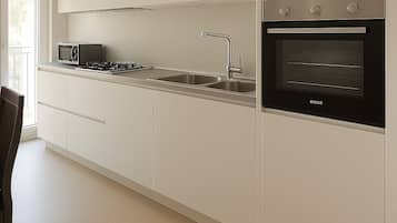 Frigorífico, microondas, horno y placa de cocina
