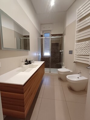 Douche, sĂšche-cheveux, bidet, serviettes fournies