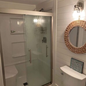 Dusche, Haartrockner, Handtücher
