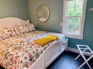 3 bedrooms, iron/ironing board, travel crib, WiFi - Walkable Bellaire Home, Fenced Yard for Pets (Bellaire)